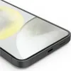 Close-up of the corner of a smartphone with a dark gray frame and a screen displaying abstract yellow and white shapes. Anteprima dell’immagine prodotto