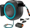 A wall-mounted automatic hose reel with a battery pack and charger. Voir les images du produit