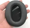 A hand holding a black headphone earpad. Podgląd zdjęcia produktu