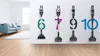 Four vacuum cleaners are displayed on a white wall with numbers 6, 7, 9, and 10 next to them. A living room scene is visible on the left side of the image. Voir les images du produit