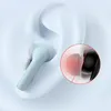 A close-up illustration of an ear with a light blue earbud inserted, and a magnified inset showing a red-highlighted area indicating discomfort or improper fit. Anteprima dell’immagine prodotto