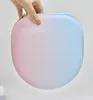 A hand is holding a pink and blue gradient headphone case. Produktbild-Vorschau