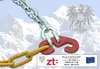 A close-up of a metal chain and a red S-hook with a yellow chain attached, set against a snowy mountain backdrop with Austrian and EU emblems. Produktbild-Vorschau