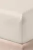 A close-up of a corner of a fitted sheet, showing the texture and how it fits over a mattress. Produktbild-Vorschau