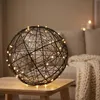 Relaxdays LED-decoratieve bol, op batterijen, draadbol, Productafbeelding-voorbeeld 2