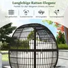 A close-up of a rattan egg chair with cushions, set in an outdoor garden environment with trees and foliage in the background. Text overlays highlight product features. Anteprima dell’immagine prodotto