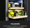 A close-up view of a wine cooler showing bottles on wooden shelves, with text overlay describing its features. Produktbild-Vorschau