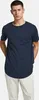 A man wearing a navy blue t-shirt and light-colored pants against a white background. Produktbild-Vorschau