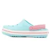 A side view of a light blue Crocs Crocband clog with pink and white stripes on the sole and a pink strap. Produktbild-Vorschau