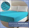 A turquoise fitted sheet is shown on a bed with two white pillows. Produktbild-Vorschau