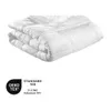 A folded white duvet on a white background with a certification logo. Produktbild-Vorschau