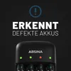 A black battery charger with indicator lights and batteries inserted, with text overlay indicating it detects defective batteries. Produktbild-Vorschau