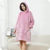 Kuschelige Hoodie Decke mit Ärmeln (Rosa) – Vielseitiger Produktbild-Vorschau 16