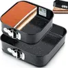Two square springform pans, one with a slice of cake, are stacked on a white background. A small inset image shows a different cake in a similar pan. Anteprima dell’immagine prodotto