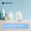 A Motorola baby monitor parent unit is displayed on a shelf with decorative items, against a light blue background. Anteprima dell’immagine prodotto