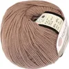 A ball of brown yarn with a label attached. Podgląd zdjęcia produktu