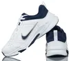 A pair of white and navy blue Nike athletic shoes are shown against a white background. Voir les images du produit