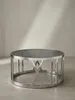 Seitenansicht des 30 cm niedrigen Wohnzimmertisches, bei der die offene römische Ziffernform des stabilen Edelstahlrahmens deutlich hervortritt._#sku_SAFWL6.674# Produktbild-Vorschau
