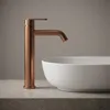 A close-up shot of a copper faucet above a white sink. Anteprima dell’immagine prodotto