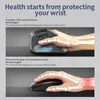 Comparison of vertical and horizontal mouse grips, highlighting wrist strain. Produktbild-Vorschau
