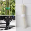 Klettband zweiseitig Anwendungsbeispiele: Grüne Pflanzenbinder im Garten, schwarze Klett-Kabelbinder am Schreibtisch und weißer Klettverschluss für Nylon-Zipties. Produktbild-Vorschau