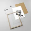 Gerahmtes Poster - Rahmen in heller Eiche - Frau Produktbild-Vorschau 4