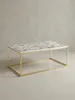 Perspektivische Ansicht des Couchtischs in Marmor-Optik, die die großzügige Tischfläche von 100x60 cm und das minimalistische Design des Gestells betont._#sku_SAFWL6.606# Produktbild-Vorschau