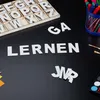 Lot de lettres en bois Relaxdays, 104 pièces, majuscules Voir les images du produit 2