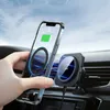 A person is holding a smartphone with a charging indicator on the screen, about to attach it to a car mount. Anteprima dell’immagine prodotto