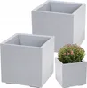 Three square planters of varying sizes are displayed against a white background. The smallest planter contains a flowering plant. Anteprima dell’immagine prodotto
