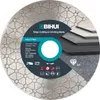 A circular diamond cutting blade for hard tiles, with product information and branding. Voir les images du produit