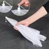 A hand holding a white mesh food cover. Produktbild-Vorschau
