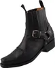Auf dem Bild ist ein schwarzer Stiefel zu sehen der von der Seite abgebildet ist. Der Stiefel hat eine glatte Oberfläche und eine robuste Sohle die ihm ein markantes Aussehen verleiht. Produktbild-Vorschau