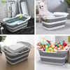 A collage of four images showing a collapsible basin being used for bathing a dog, holding towels, and filled with toys. The basin is gray and white. Voir les images du produit