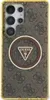 A close-up view of a smartphone case with a brown and gold Guess logo pattern. Voir les images du produit