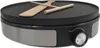 A black electric crepe maker with silver accents and wooden accessories on top, set against a white background. Anteprima dell’immagine prodotto