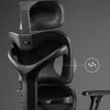 Close-up of a black ergonomic office chair with mesh backing and adjustable headrest. Anteprima dell’immagine prodotto