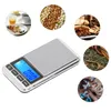 A digital scale is shown in the center, surrounded by various circular images of items that can be weighed, such as food, tea, and jewelry. Voir les images du produit