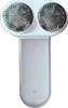 A product shot of a white and silver lint remover against a white background. Produktbild-Vorschau
