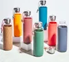 A collection of glass water bottles with silicone sleeves in various colors. Anteprima dell’immagine prodotto