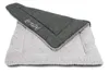 A folded pet blanket with a dark gray quilted top and a light gray fluffy underside. Voir les images du produit