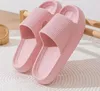 Paar hellrosa Cloud-Slide-Sandalen mit strukturierten Riemen und Fußbetten, auf weißer strukturierter Matte Náhľad obrázku produktu