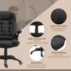 A man is shown in the background, cheering, while the foreground features a black office chair with callouts highlighting its features. Produktbild-Vorschau