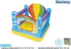 An inflatable playhouse with a rainbow and hot air balloon theme. Voir les images du produit