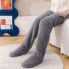 Calze lunghe alte e soffici, calze di peluche calde ed Anteprima dell’immagine prodotto 4