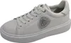A single white sneaker with a silver emblem on a white background. Anteprima dell’immagine prodotto