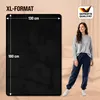 A woman is standing next to a large black blanket with dimensions indicated. The background is a soft, neutral tone. Produktbild-Vorschau