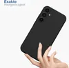 A hand holding a black phone case. Produktbild-Vorschau