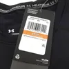 A close-up of a black Under Armour shirt tag. Anteprima dell’immagine prodotto