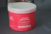 A pink tub of Wella Professionals Invigo Color Brilliance Mask with Lime Caviar is shown on a gray surface. Anteprima dell’immagine prodotto